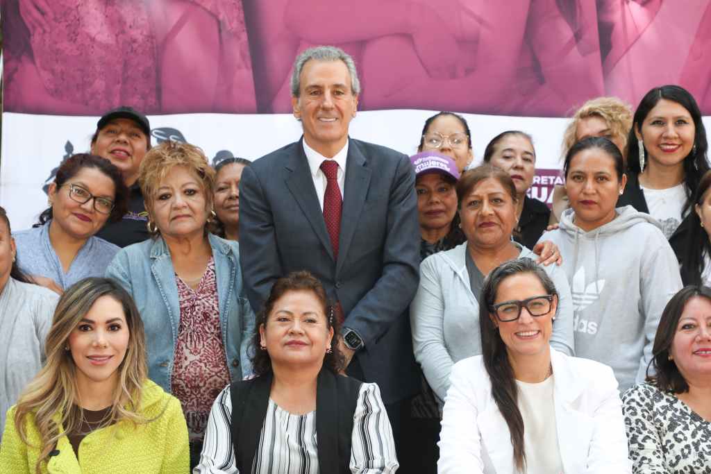 Grupo de mujeres sonrientes junto al presidente municipal Pepe Chedraui en el evento 'Autocuidado para Madres Imparables'.
